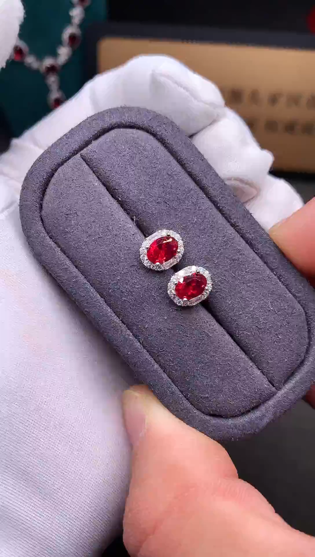 银S925镶嵌耳饰红宝石....