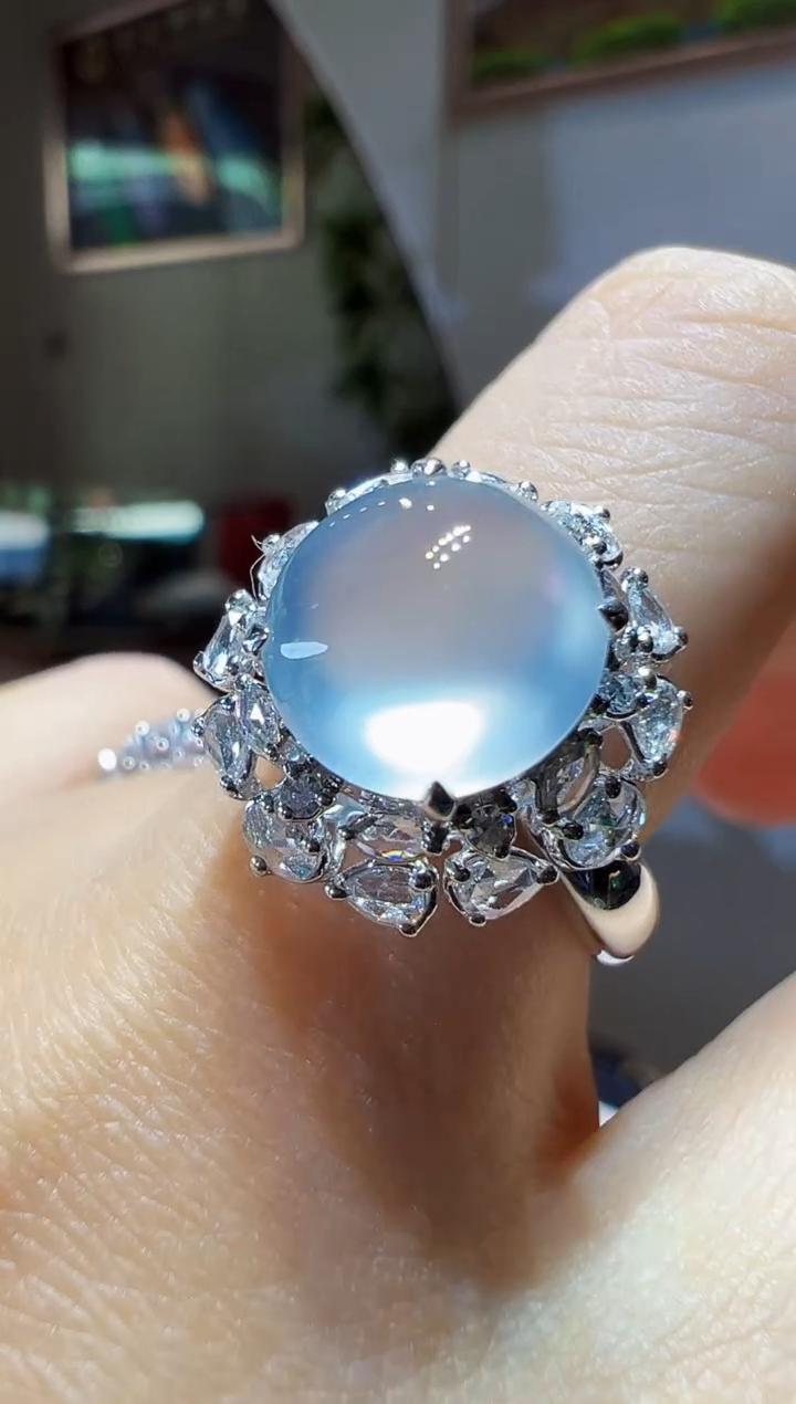 18K金镶嵌戒指翡翠蛋面