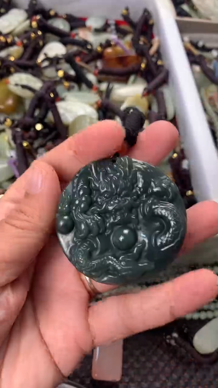 【闪购商品】和田玉颈饰未镶嵌多样性发货没有证书，拍一发一.有瑕