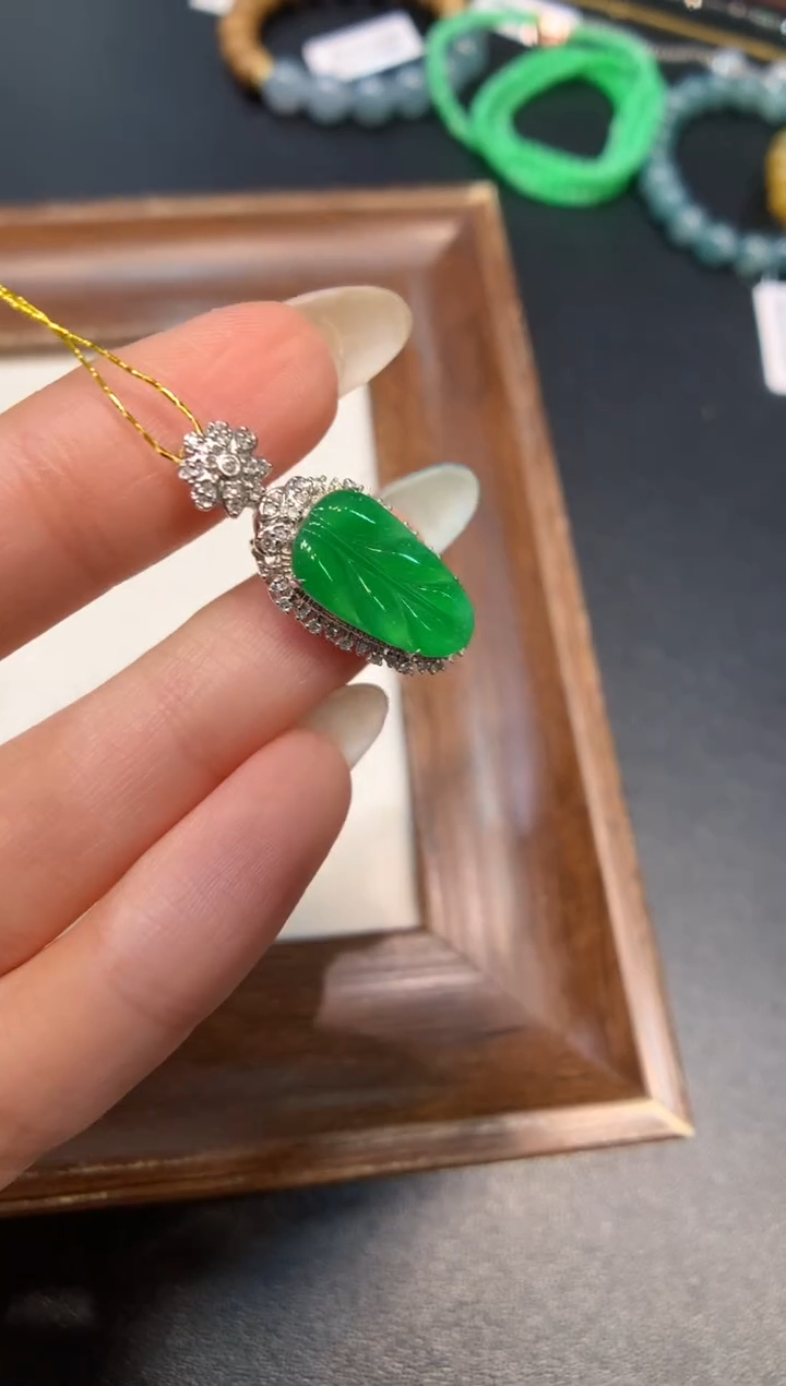 颈饰18K金镶嵌翡翠叶子