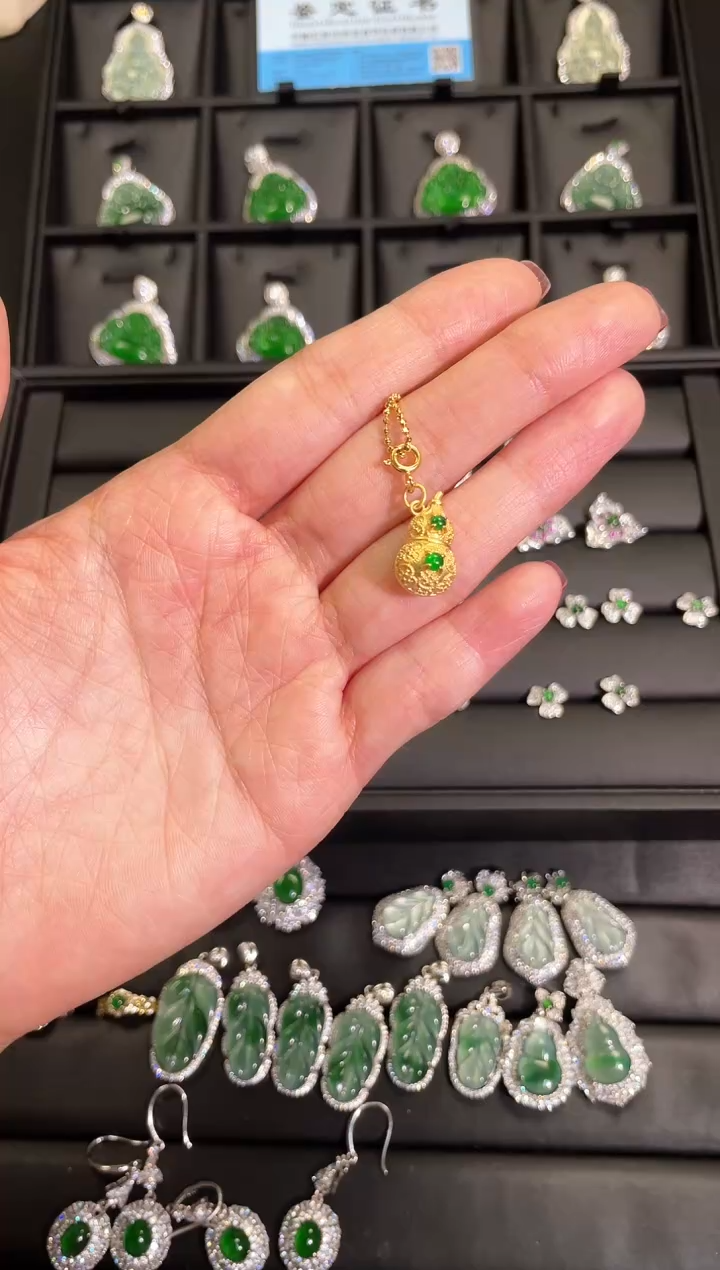 【闪购商品】翡翠吊坠(赠链)未镶嵌翡翠葫芦吊坠