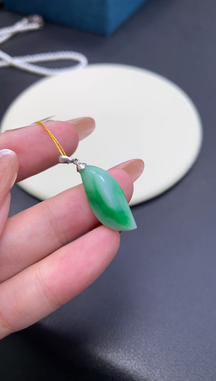 颈饰18K金镶嵌翡翠48小时鉴赏期 退货不扣服务费