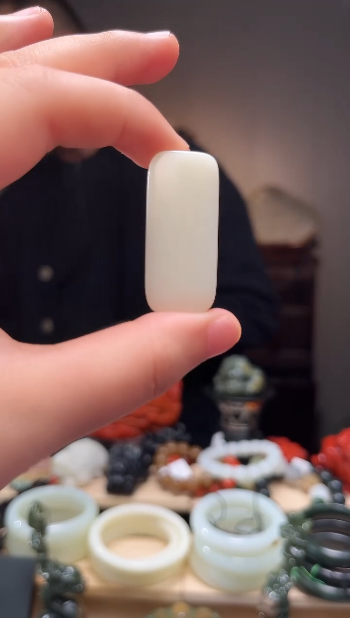 颈饰未镶嵌和田玉吊坠