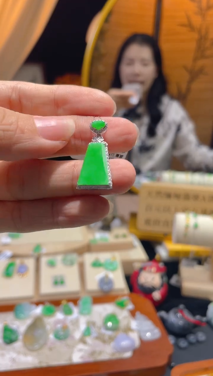 【闪购商品】翡翠颈饰18K金镶嵌假一赔三