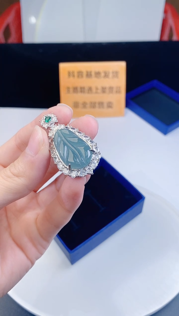 颈饰未镶嵌翡翠   