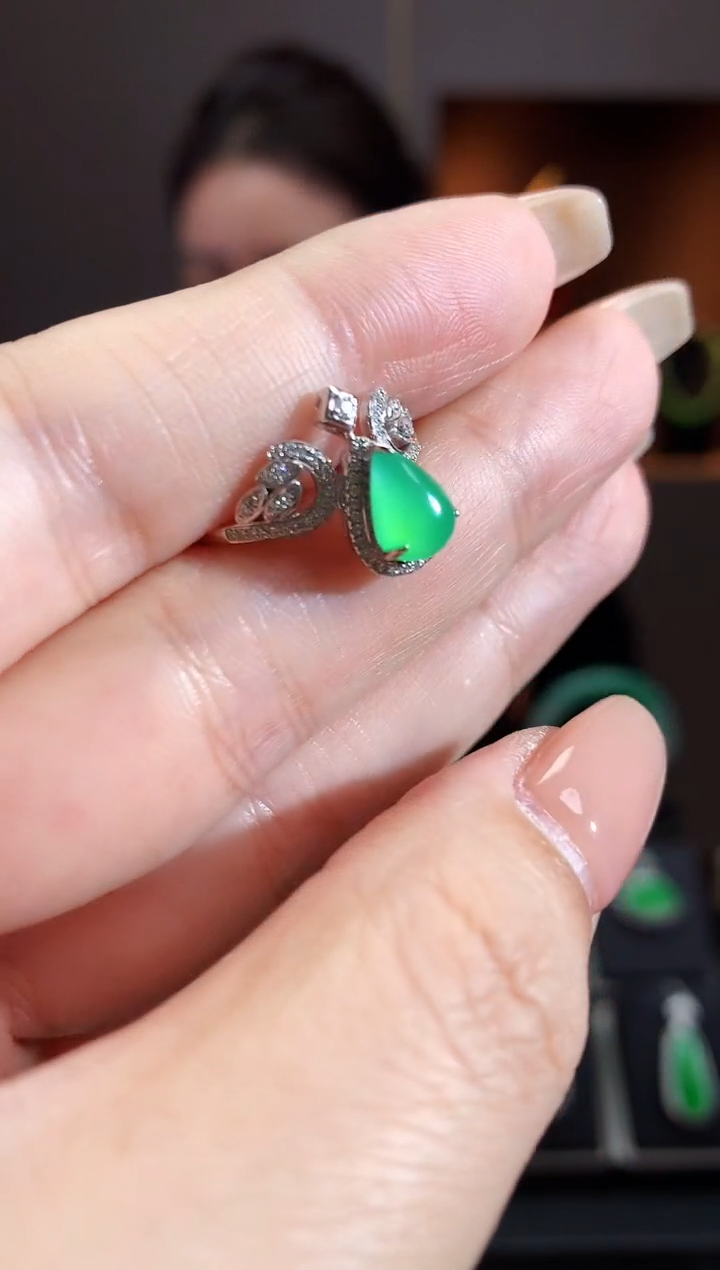 【闪购商品】翡翠颈饰18K金镶嵌戒指