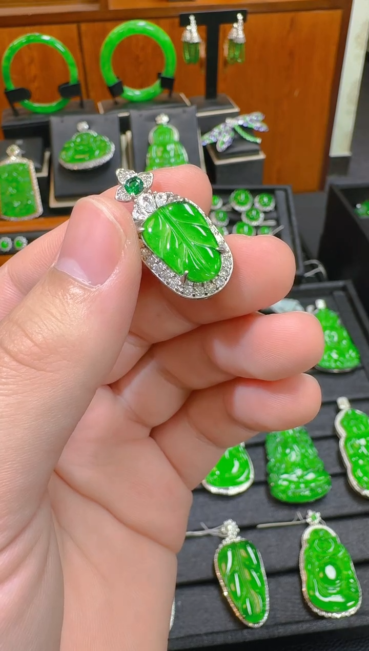 【闪购商品】翡翠吊坠(赠链)未镶嵌天然A货翡翠