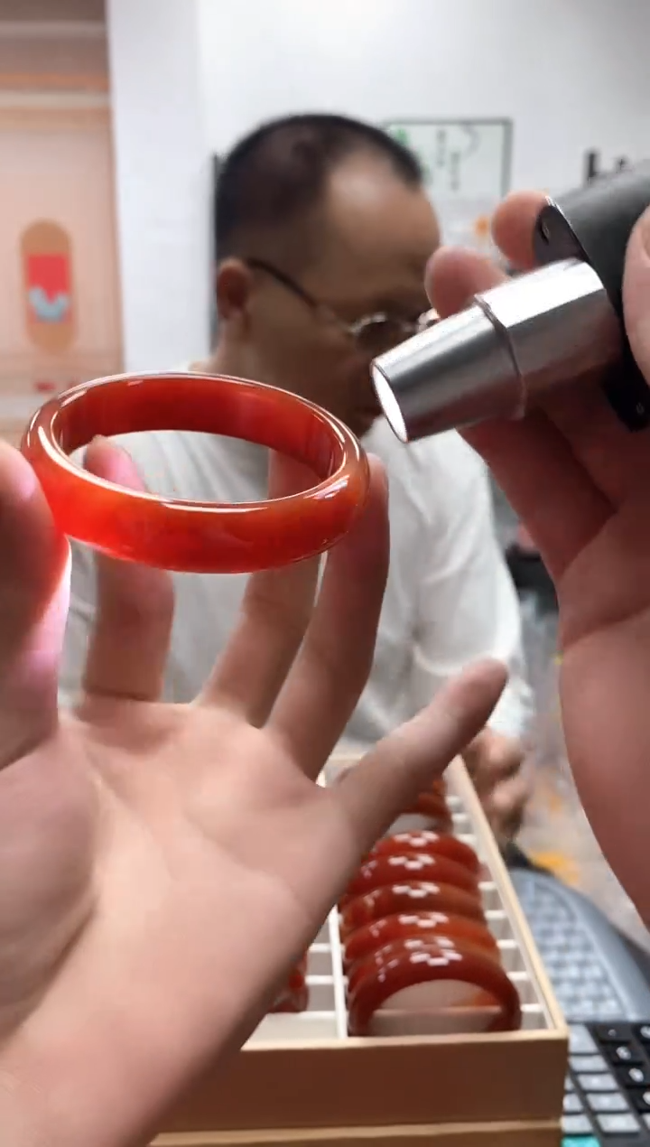 未镶嵌手链玛瑙/玉髓牛血红手镯只有56.57圈口