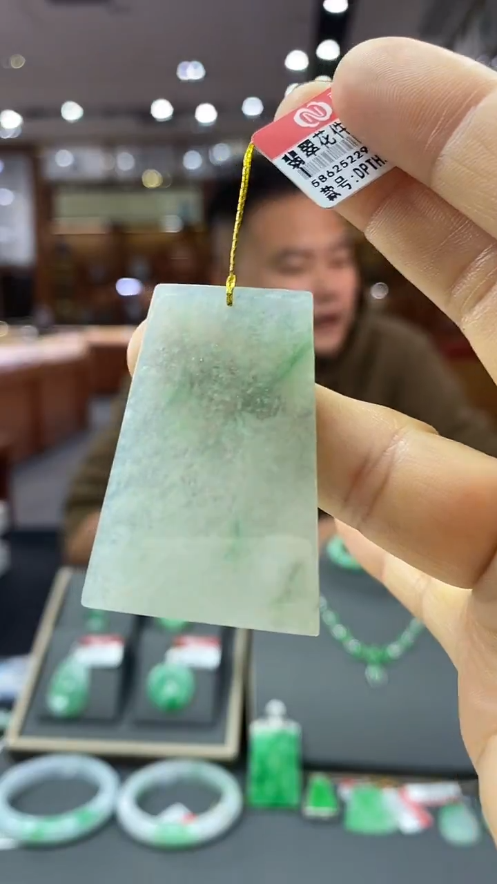 颈饰未镶嵌翡翠无事牌