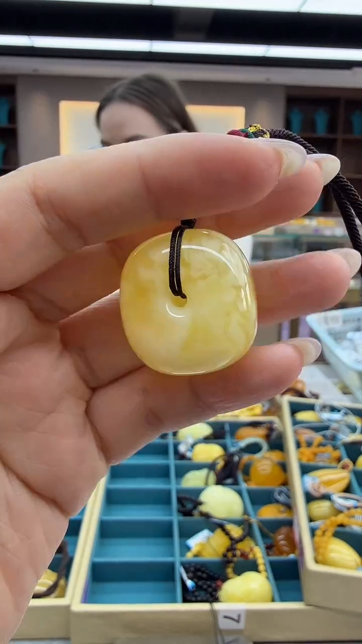 琥珀颈饰未镶嵌165秒拍号 假一罚三 