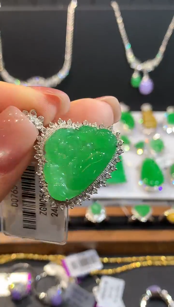吊坠(不含链)18K金镶嵌翡翠多样性发其一