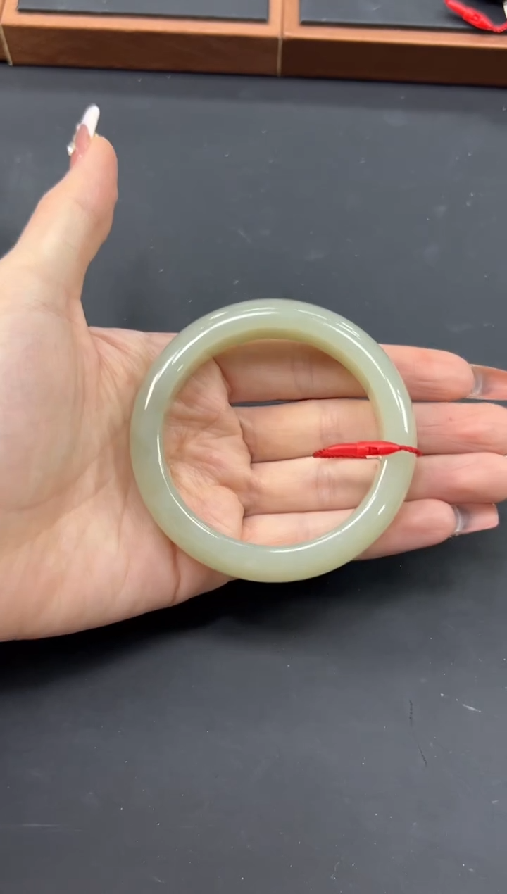 【闪购商品】和田玉手镯未镶嵌且末微色差近矿56手镯