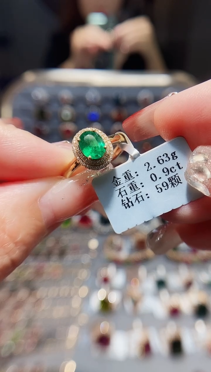 18K金镶嵌戒指祖母绿0.9