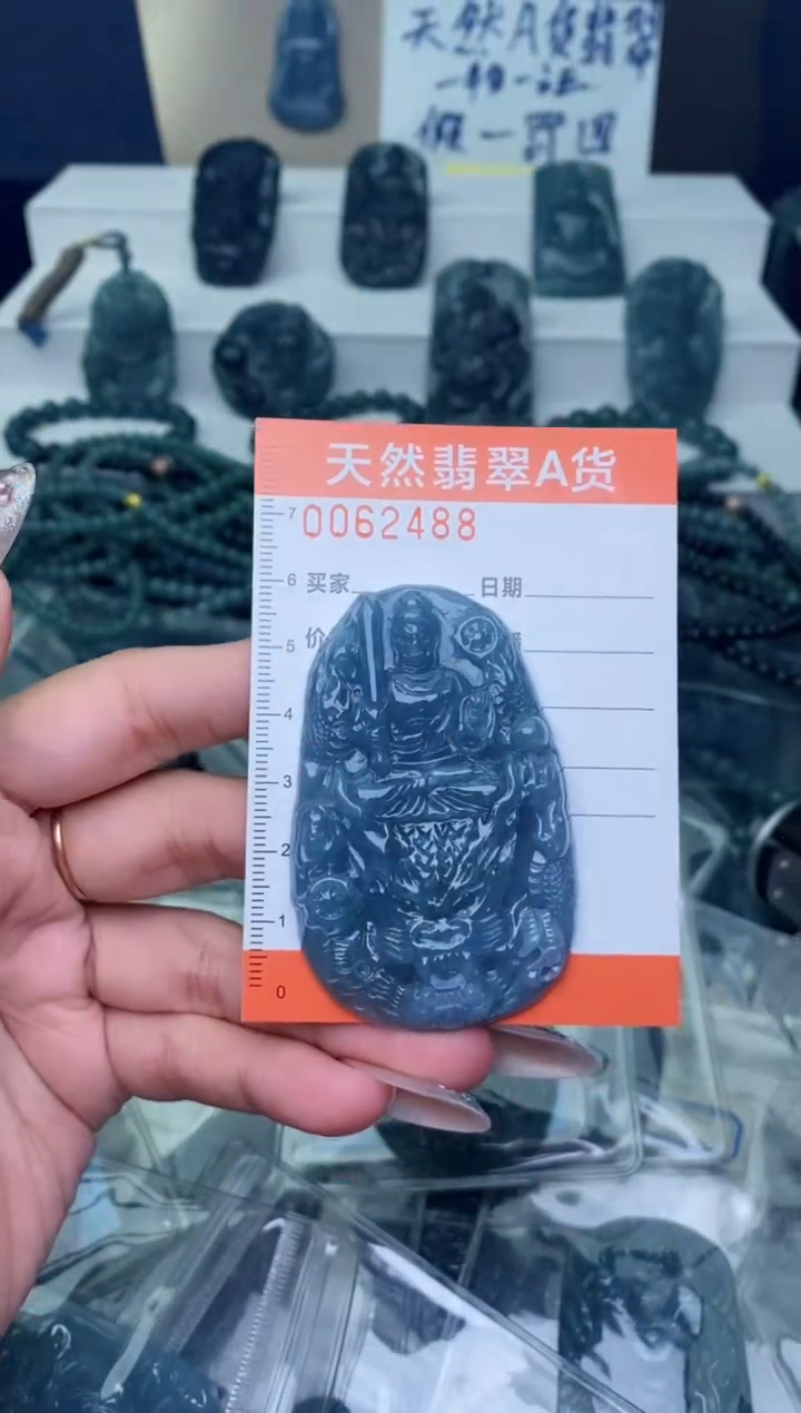 翡翠未镶嵌颈饰·········