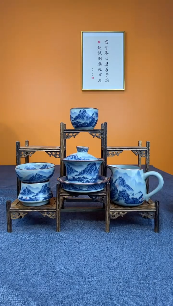 怎****.釉里红四件套