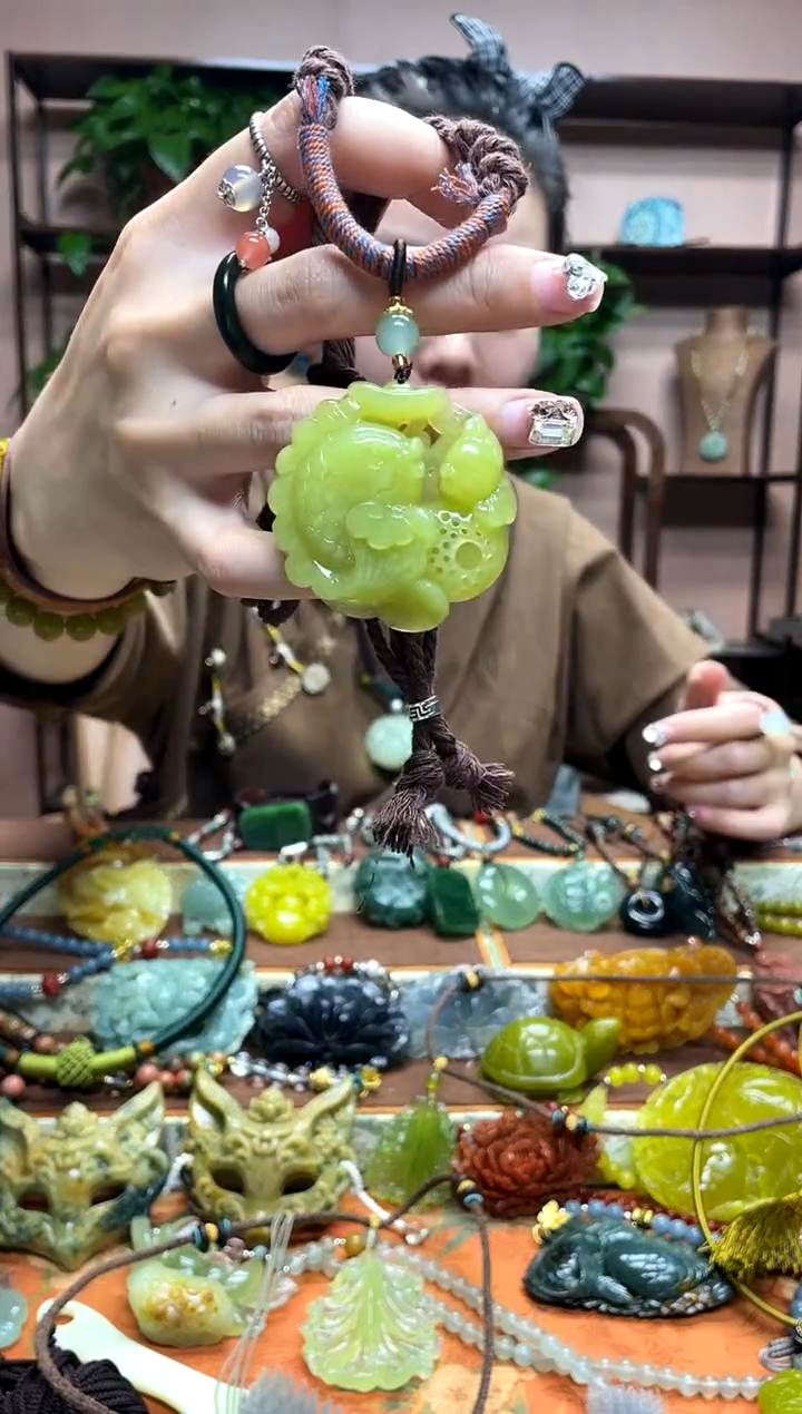 未镶嵌岫玉颈饰·