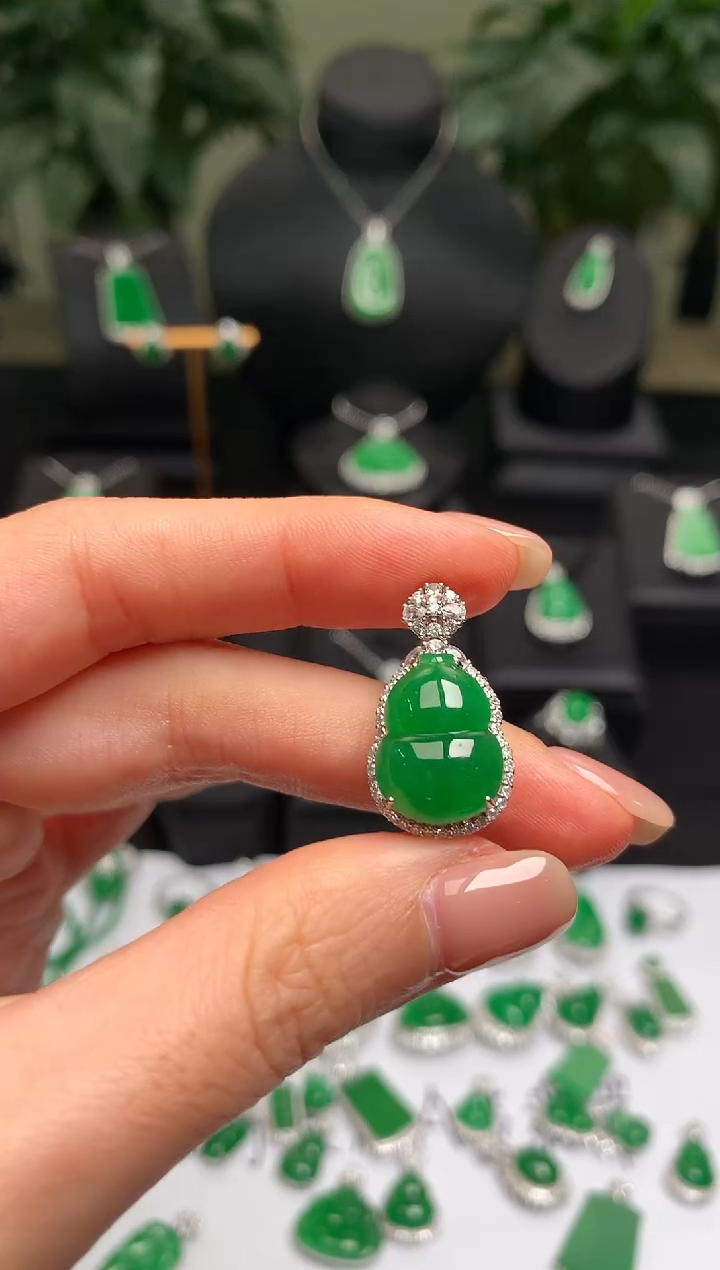 颈饰18K金镶嵌翡翠?葫芦