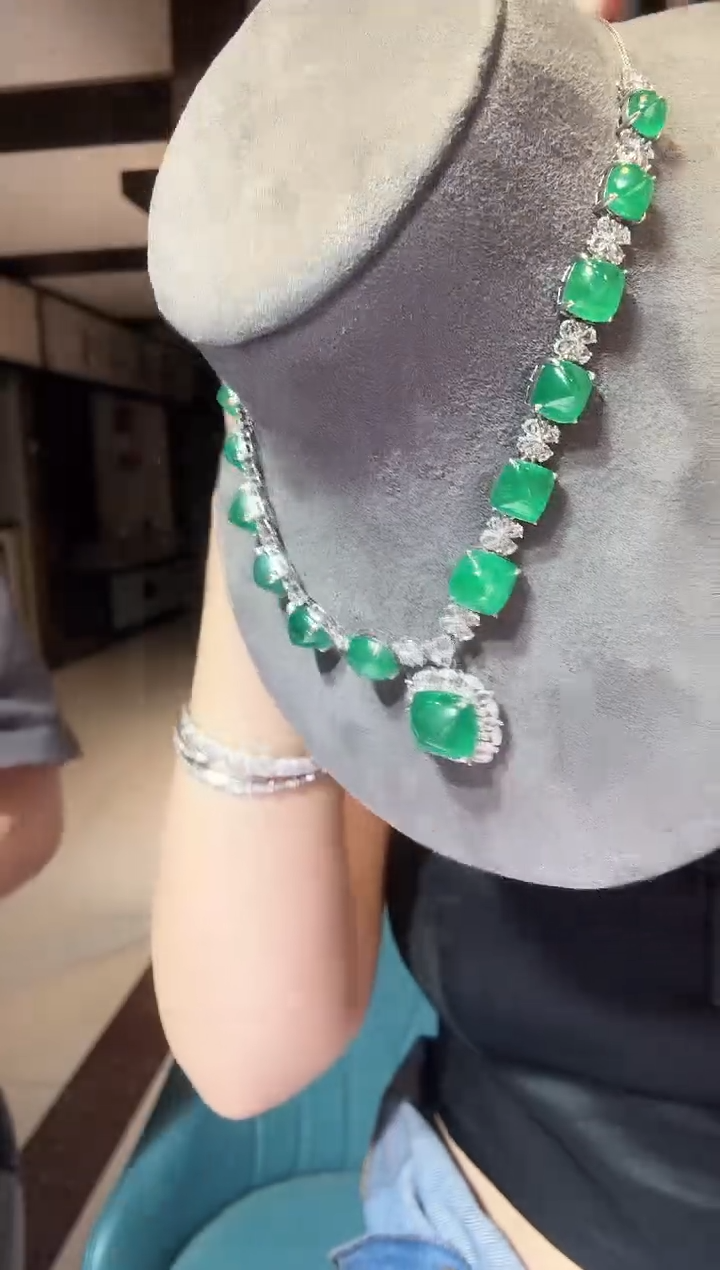 铂Pt950镶嵌项链祖母绿31.30ct