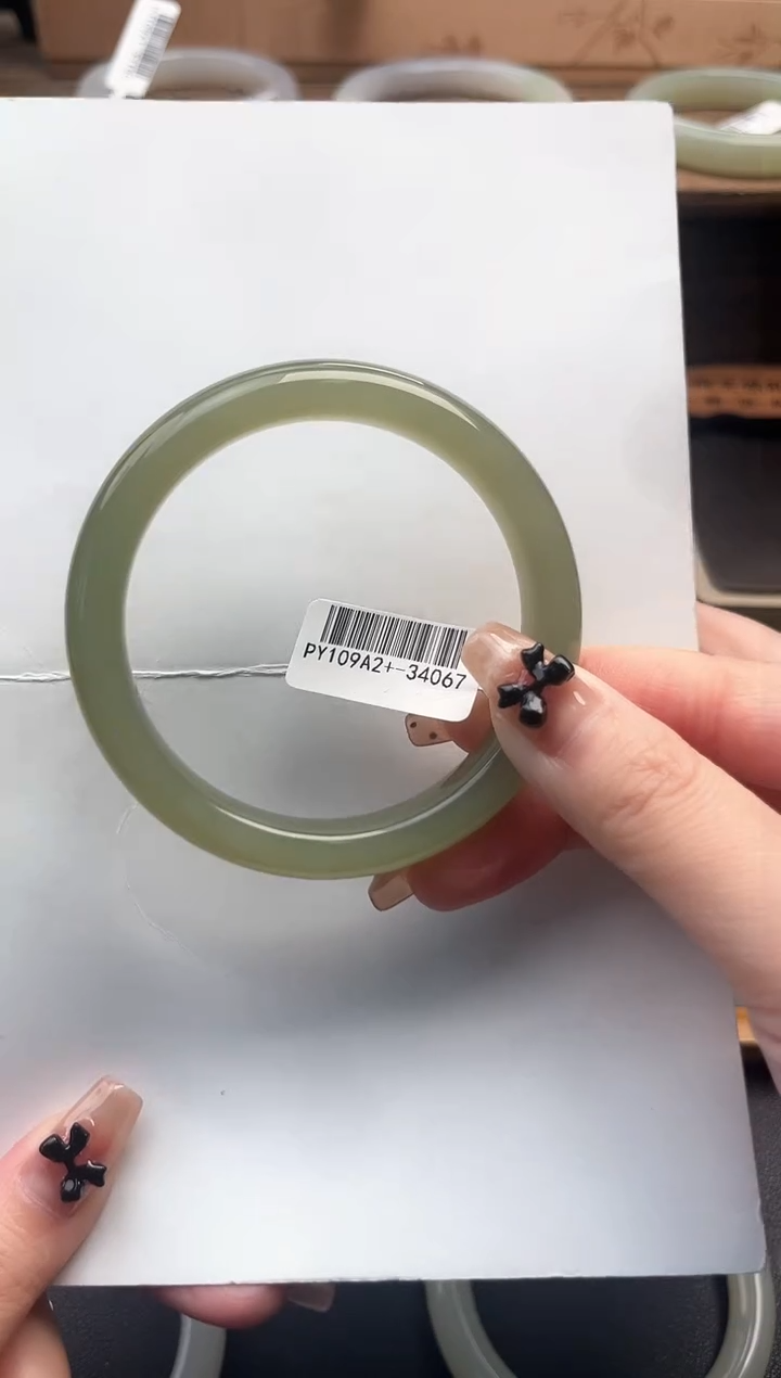 【闪购商品】和田玉手镯未镶嵌57