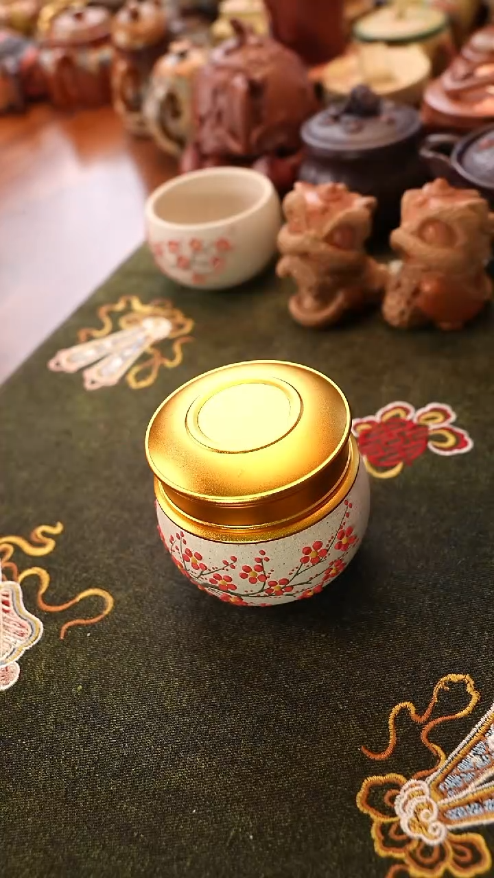 茶壶紫砂红梅茶叶罐