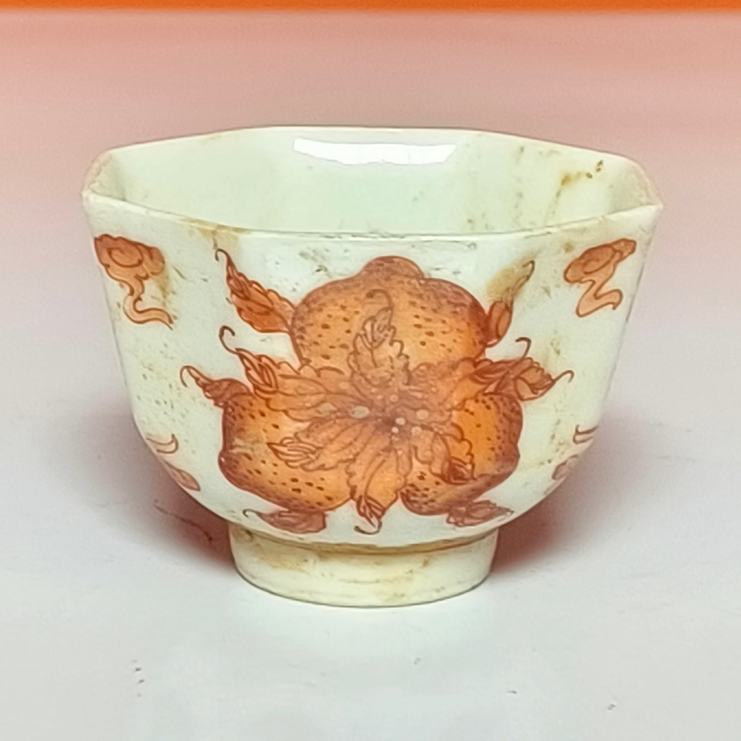2251清晚期 矾红描金寿桃云蝠纹杯
