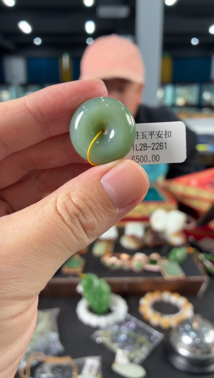 颈饰未镶嵌和田玉吊坠