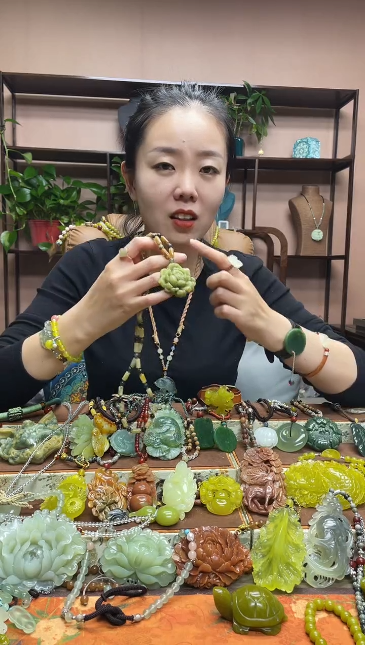 未镶嵌岫玉颈饰·