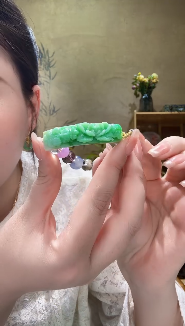 翡翠未镶嵌颈饰手牌