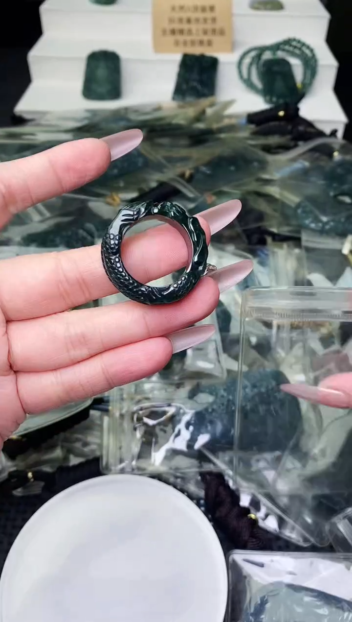 颈饰未镶嵌翡翠 