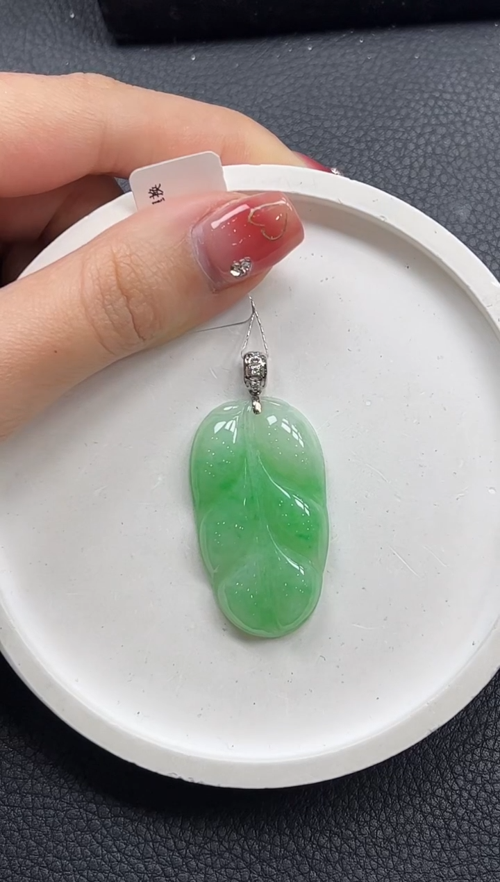 【闪购商品】翡翠颈饰18K金镶嵌叶子
