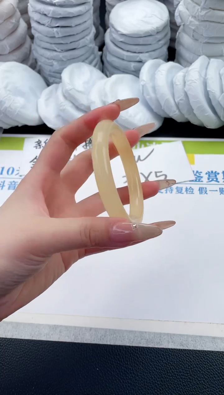 【闪购商品】石英质玉手镯未镶嵌A168