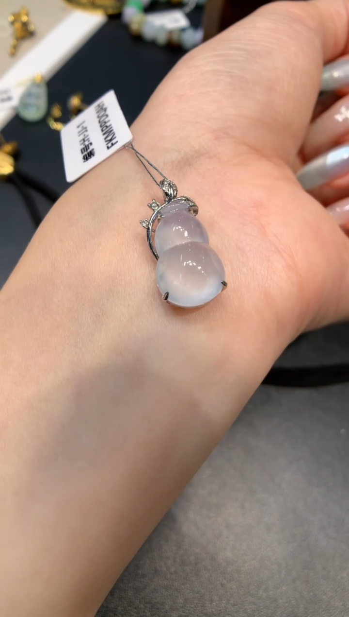 颈饰18K金镶嵌翡翠葫芦