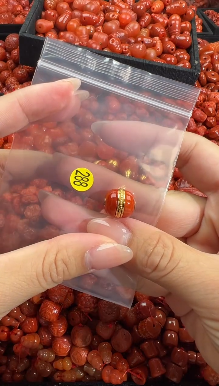 南红玛瑙未镶嵌颈饰1