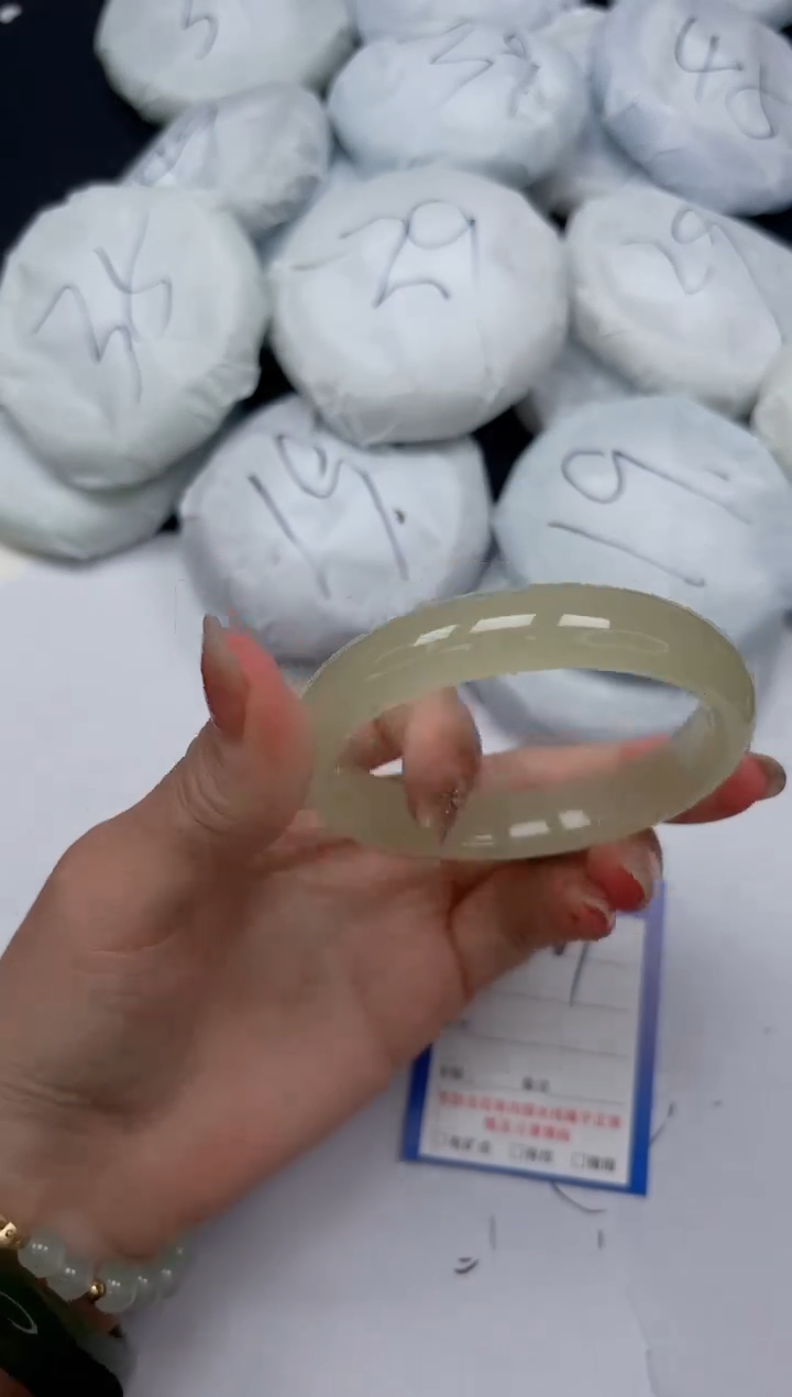 未镶嵌手镯石英质玉227/59.3