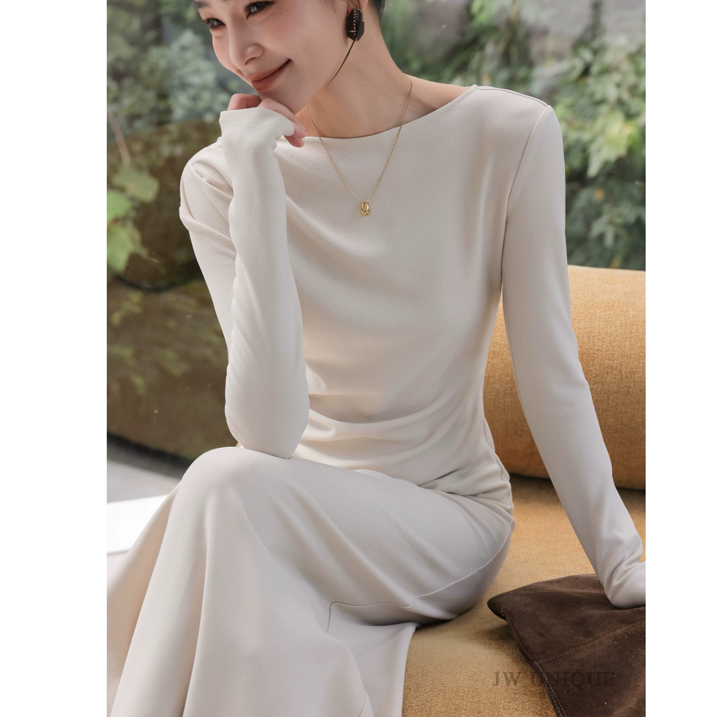 JWUNIQUE酒窝燕麦色长袖褶皱收腰连衣裙女2025秋季新款气质长裙子