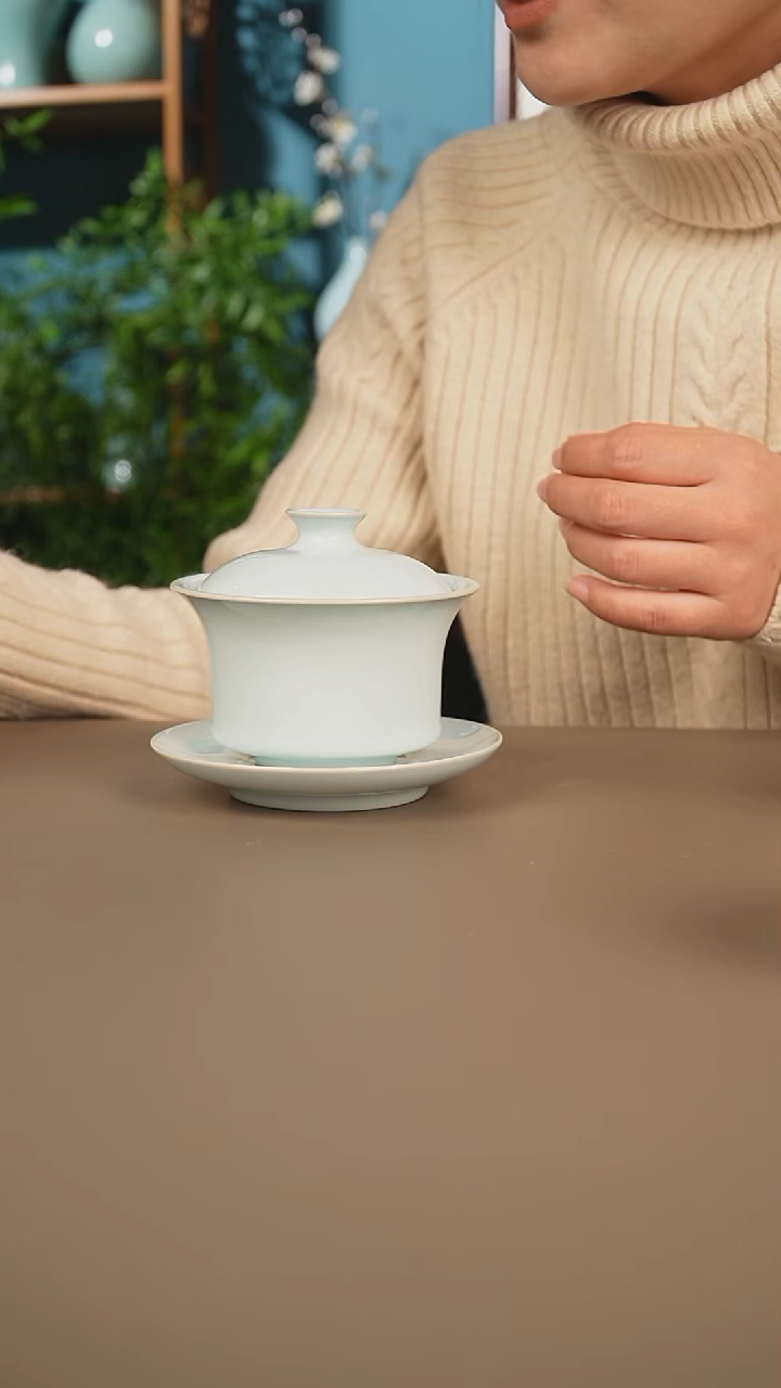 奎奎月白马蹄盖碗       