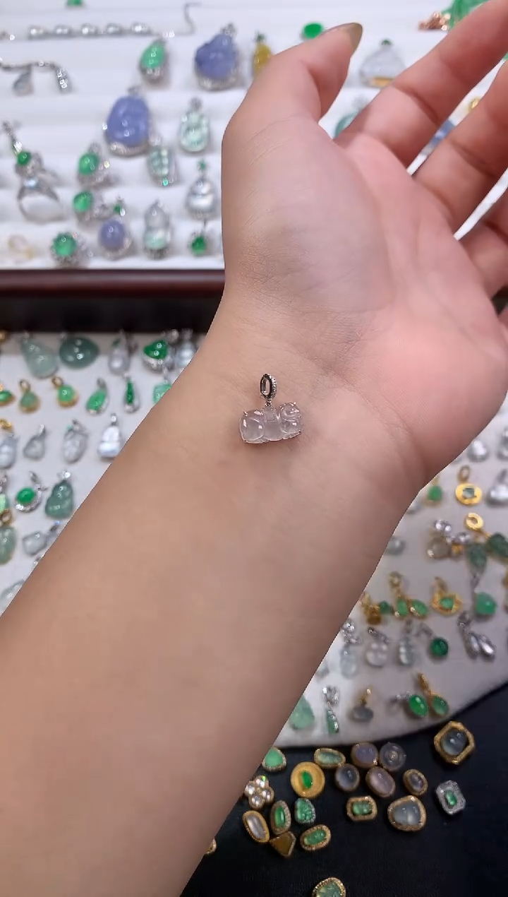 翡翠18K金镶嵌颈饰唐马