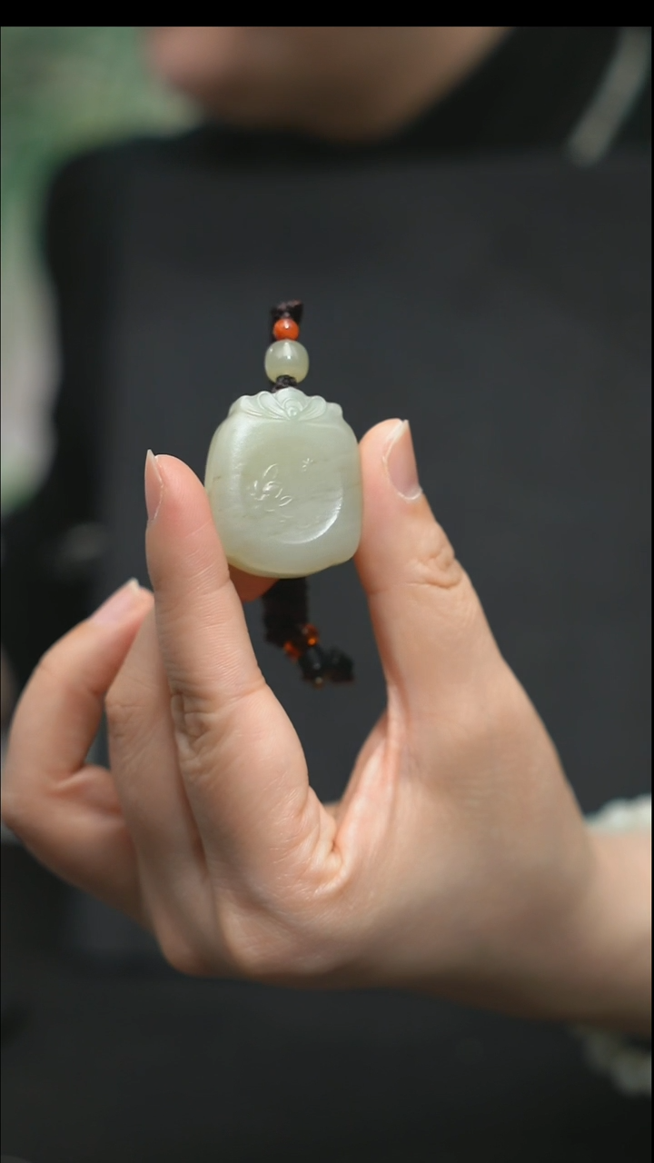 颈饰未镶嵌和田玉荷花