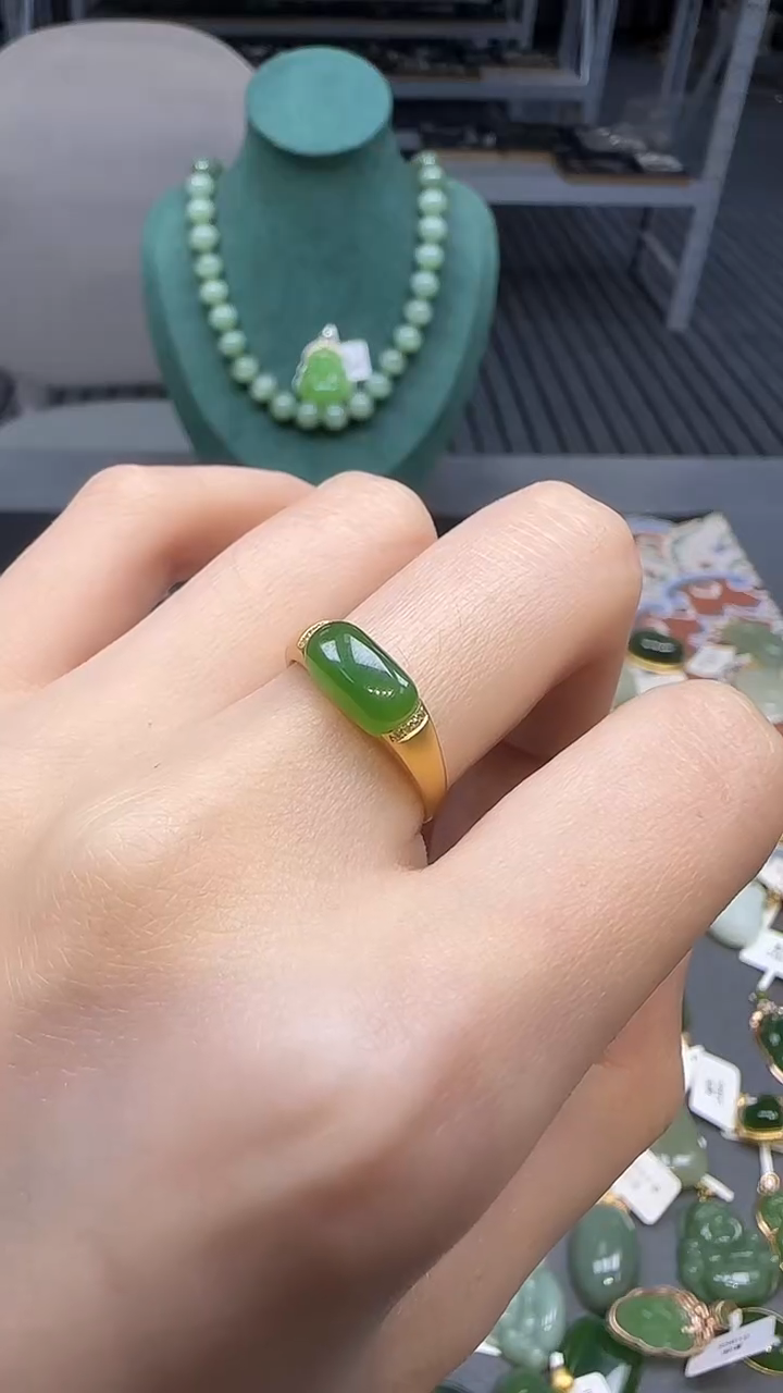 18K金镶嵌戒指和田玉1