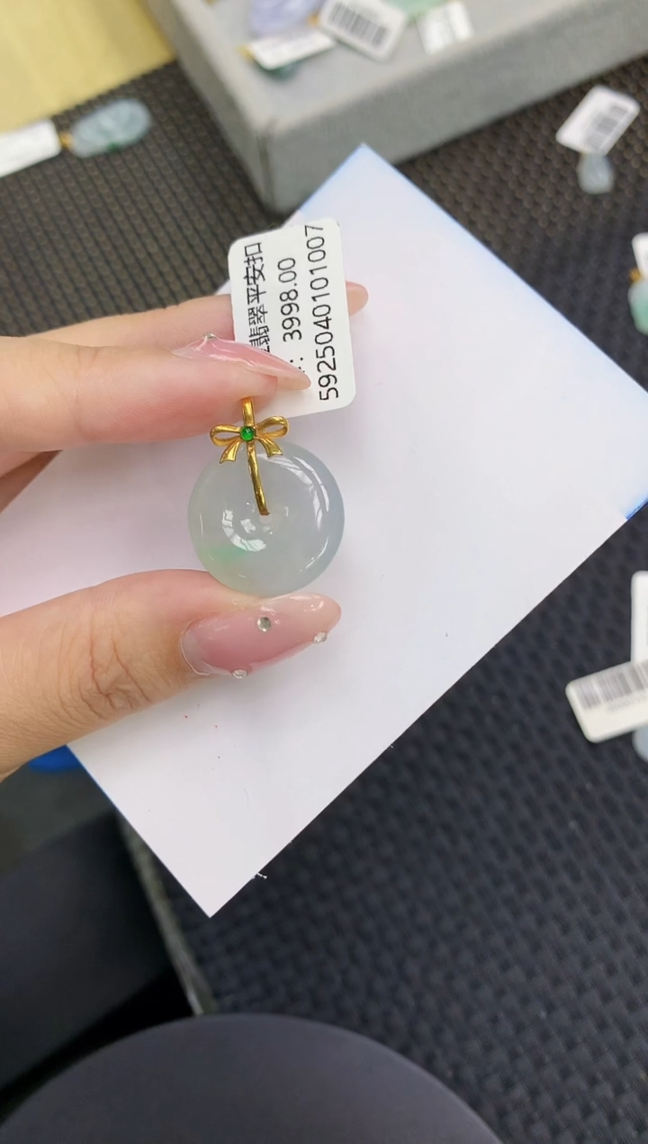 翡翠18K金镶嵌颈饰11111111111
