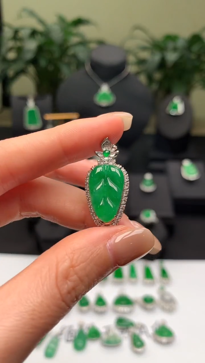 【闪购商品】翡翠颈饰18K金镶嵌叶子