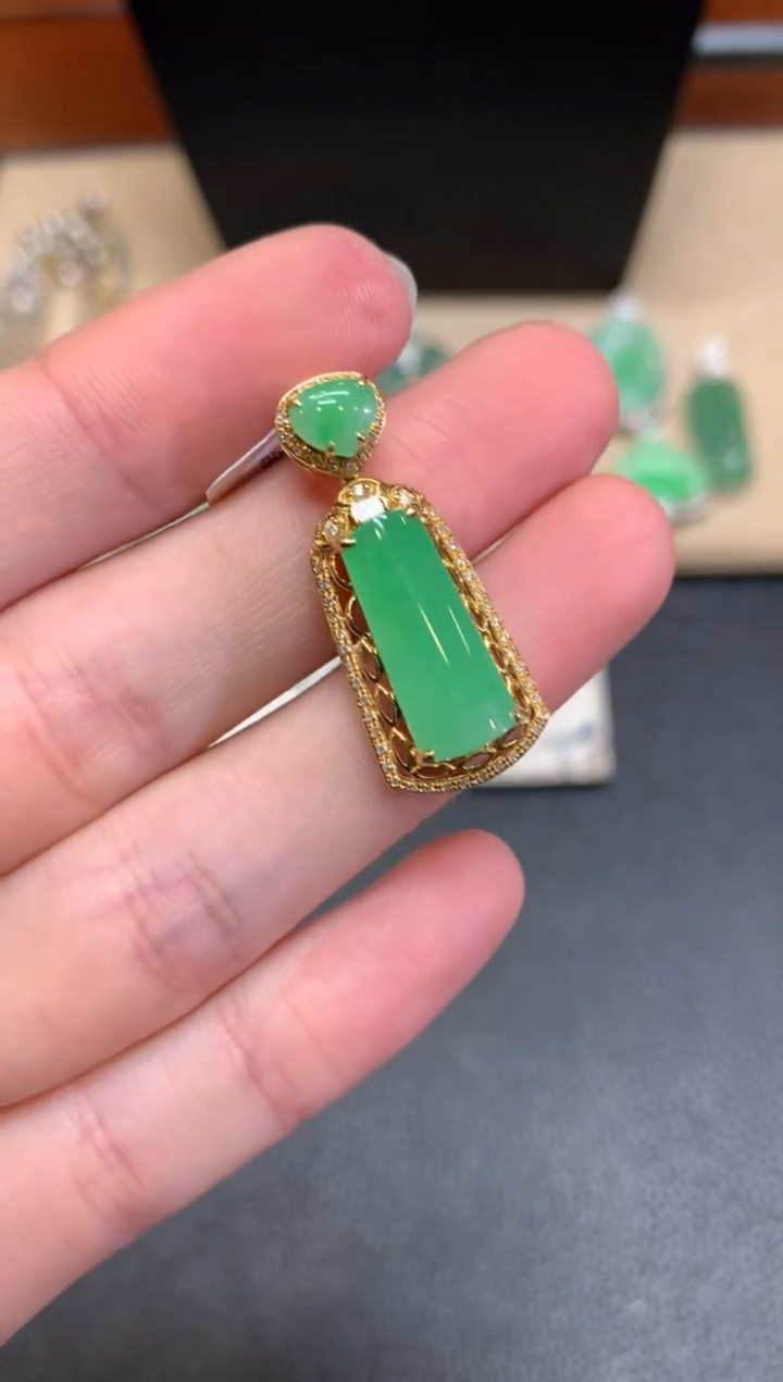 【闪购商品】翡翠颈饰18K金镶嵌无事牌【无服务费】