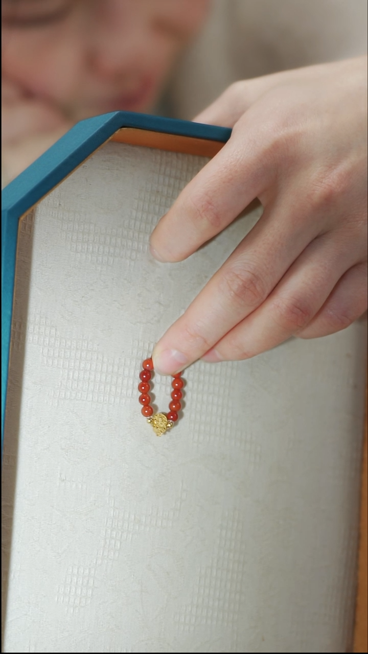 18K金镶嵌手串南红玛瑙酸****?戒指