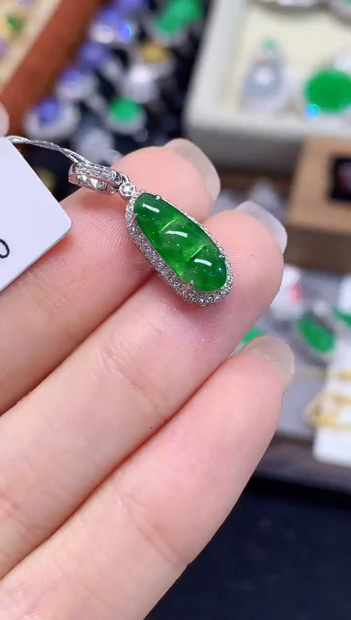 吊坠(不含链)18K金镶嵌翡翠多样性发其一