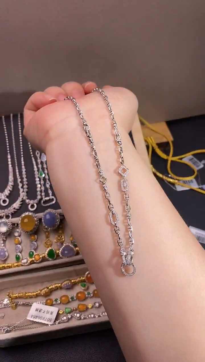 颈饰18K金镶嵌钻石项链