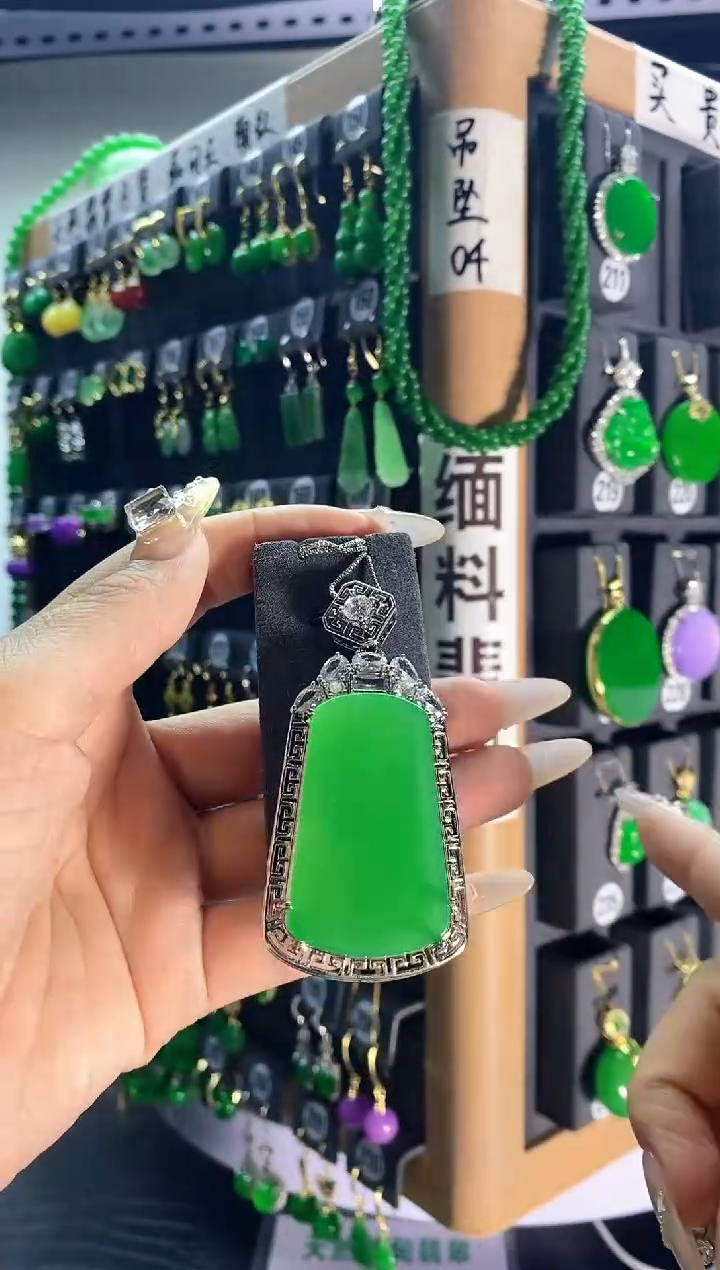 【闪购商品】翡翠耳饰银S925镶嵌212...