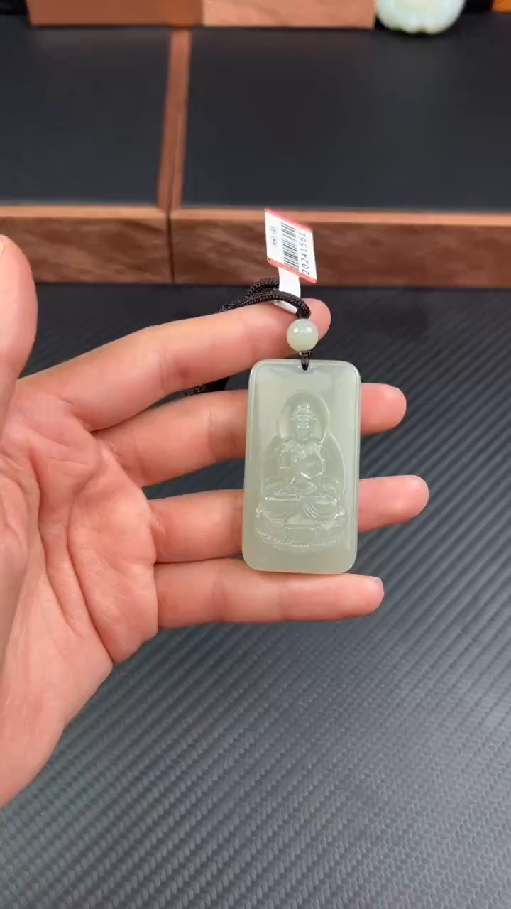 【闪购商品】和田玉吊坠(赠链)未镶嵌且末微色差近矿