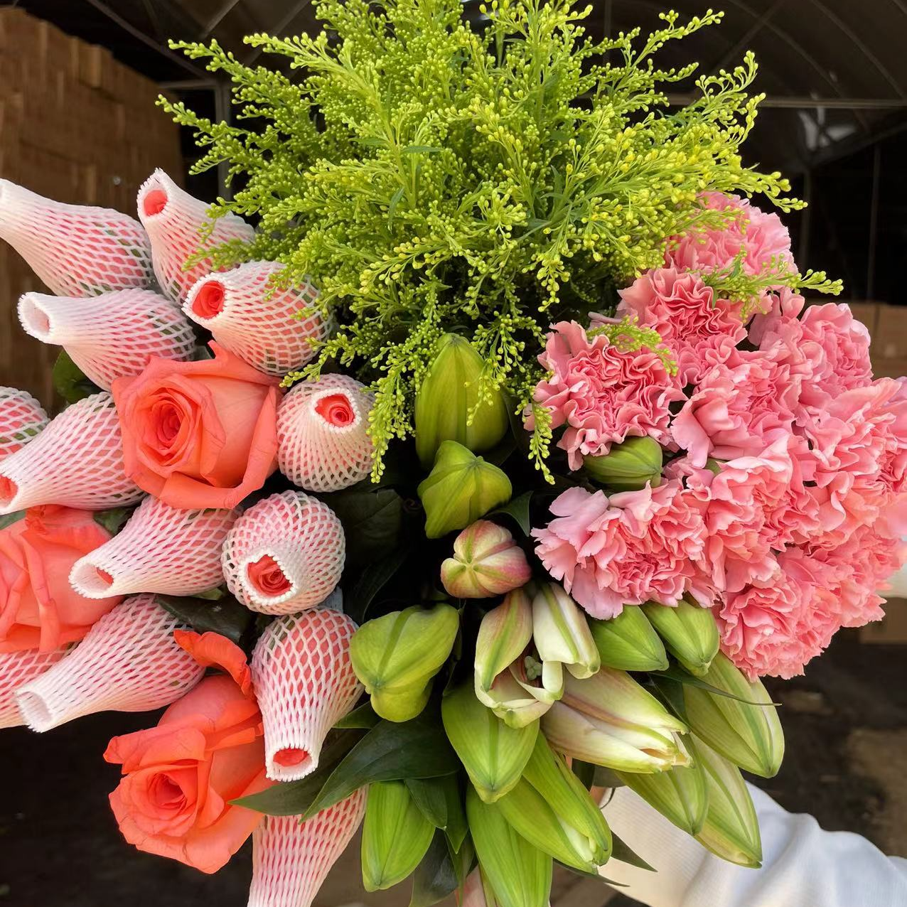 【爆款福利】粉玫瑰10只+百合5朵+康乃馨10只+配草5枝云南昆明鲜花