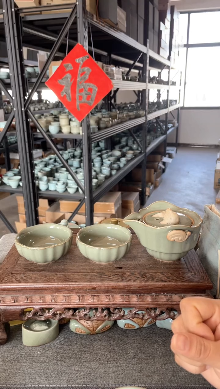 【闪购商品】其他秘色宝石釉水金鱼快客一壶两杯微瑕无礼盒