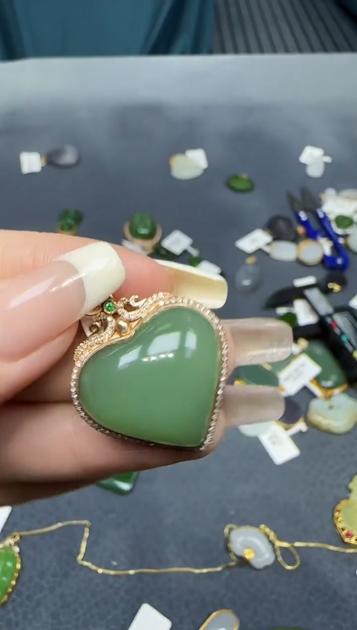 【闪购商品】和田玉挂件18K金镶嵌1